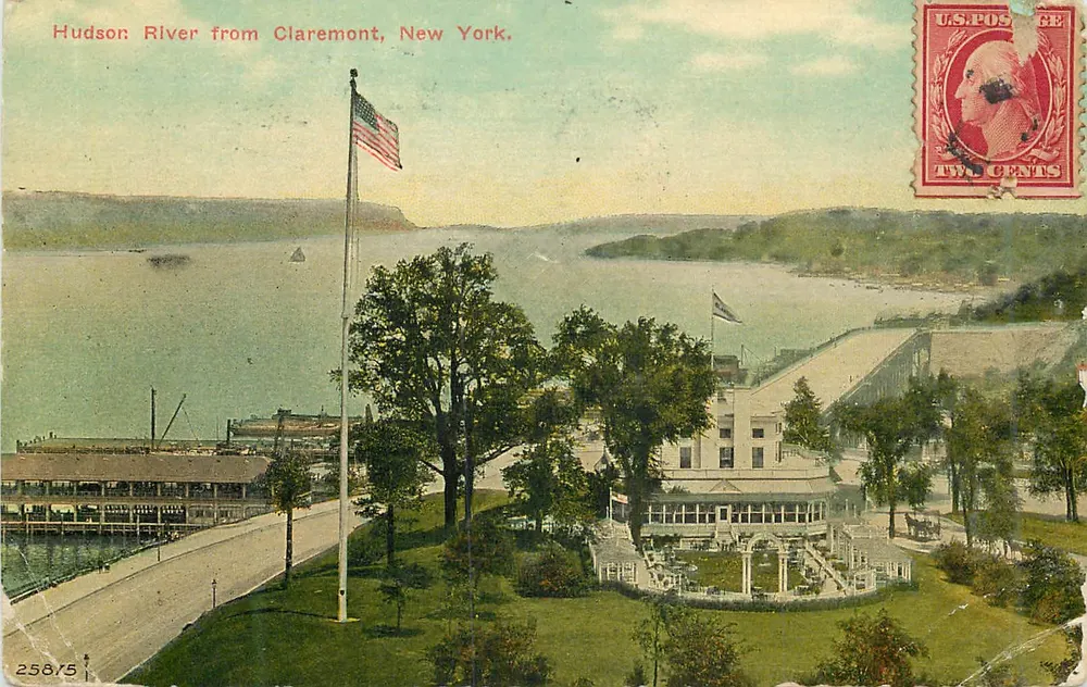 Rio Hudson de Claremont, Nova York — vista do rio com bandeira americana e edifício — editor desconhecido, n° 25875 - Frente