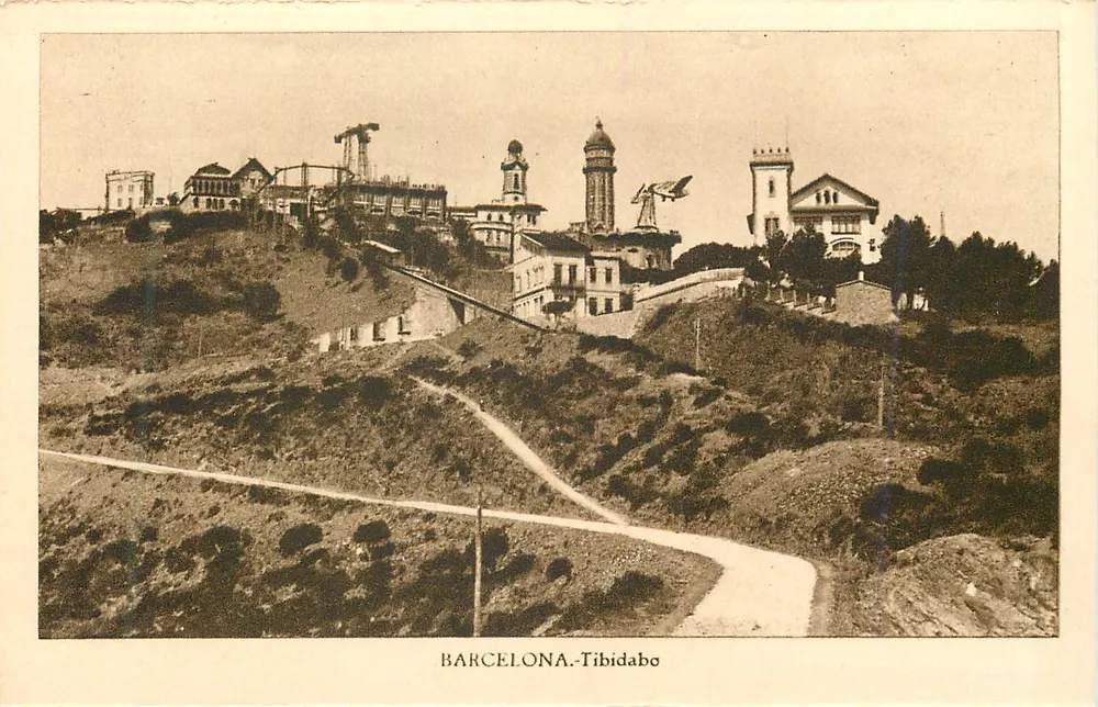 Barcelona-Tibidabo — vista panorâmica do topo com edifício e trilha — L. Roisín, fot.-Barcelona - Frente