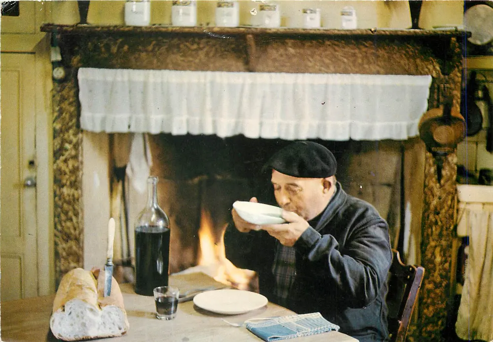 Um homem degustando uma refeição perto de uma lareira — Imagens de Gascogne, Le Chabrot, n°5 - Frente