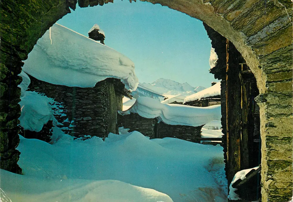 बर्फ के नीचे गांव — पत्थर के एक बर्फ के आर्क के माध्यम से दृश्य — क्लेश एडिशन - आगे