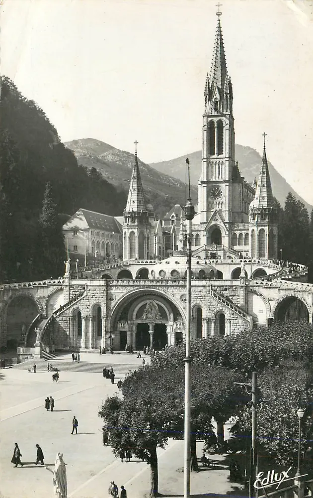 A Basílica e a Esplanada — Lourdes — Editor P. Douce - Frente