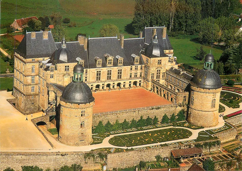 Hautefort (Dordogne) — Widok z lotu zamku (XVII wiek) i jego piękne ogrody — Éditions Médiat - Awers