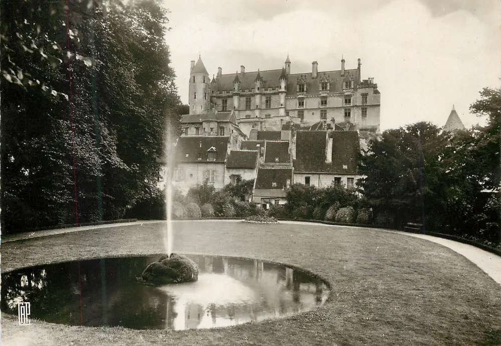 O Castelo visto do Jardim Público — Loches — REAL-PHOTO C.A.P. Paris n°148 - Frente
