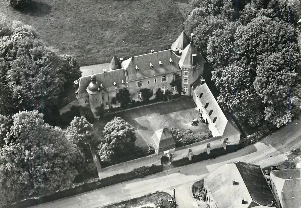 Castelo de Brouge — vista aérea — foto H. Isselée — n° 6801 ORGEO - Frente