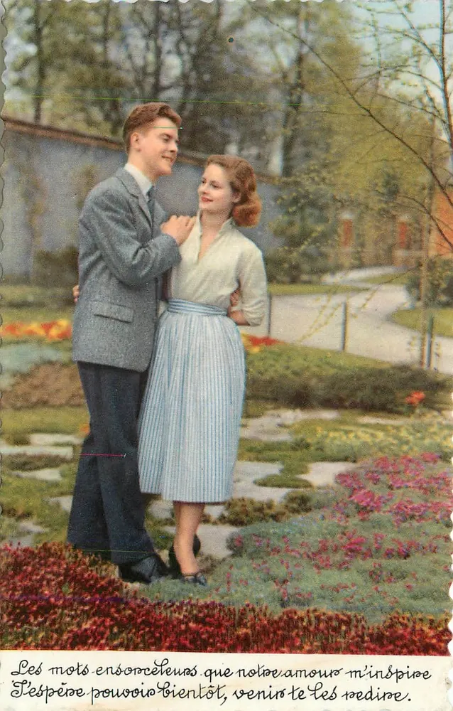 Młody para objęta w ogrodzie — Fotokrom, seria 824 - Awers