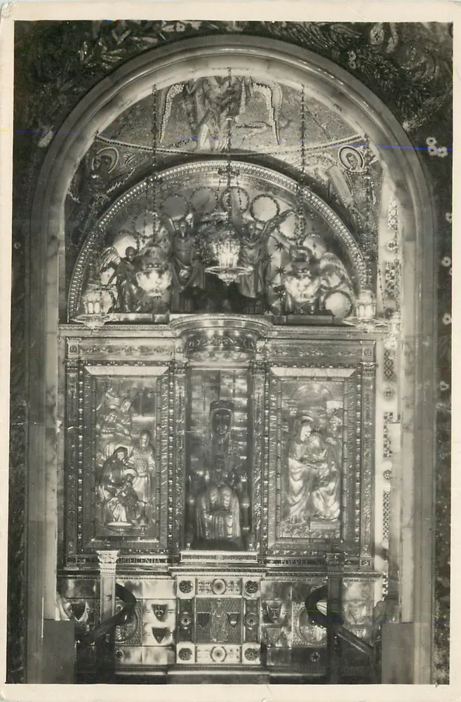 Intérieur d'une église — autel orné de sculptures religieuses — éditeur non visible - Frente