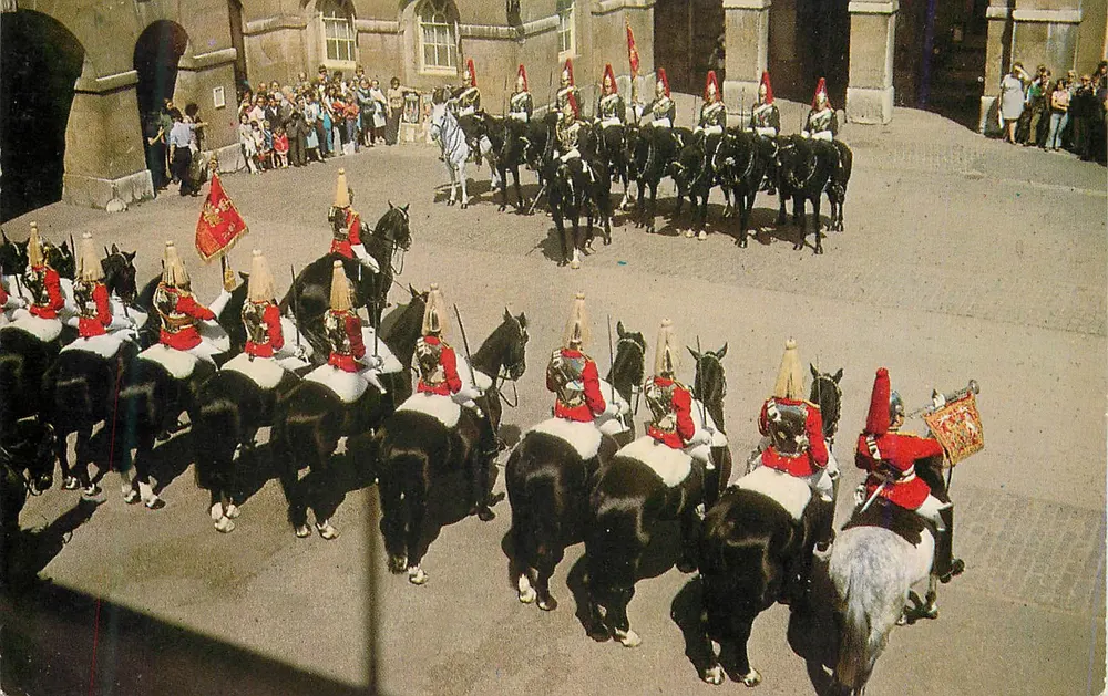 Mudança da guarda em Whitehall, LONDRES — Série de Cores Naturais — The Photographic Greeting Card Co. Ltd., Londres, n° 1392 - Frente