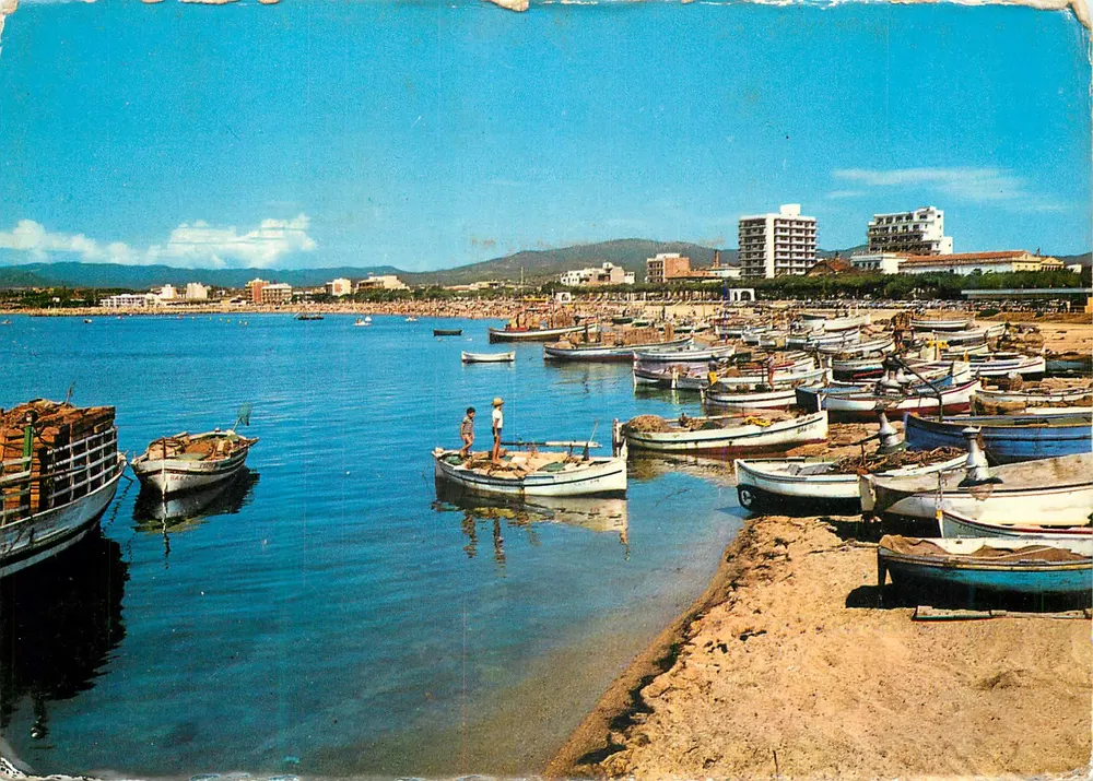 Praia de Palamos (Costa Brava) — vista do porto com barcos — editor 2.019 - Frente