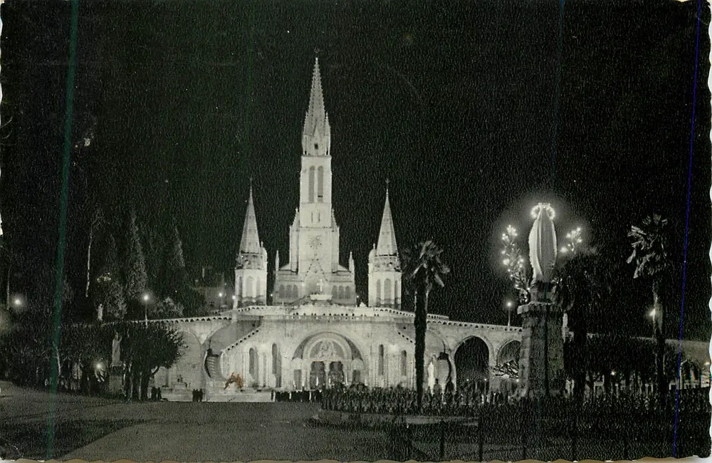 Lourdes — Beleuchtete Basilika und gekrönte Jungfrau — Verlag Lourdes, Nr. 50 - Vorderseite