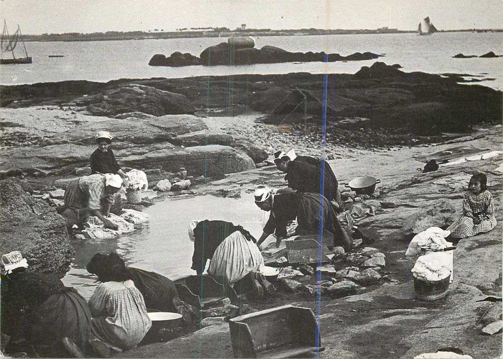 O lavatório dos Sables Blancs em Concarneau — Fotografia de Charles Lhermitte (1881-1945) — Edições da reunião dos museus nacionais, 1980 - Frente