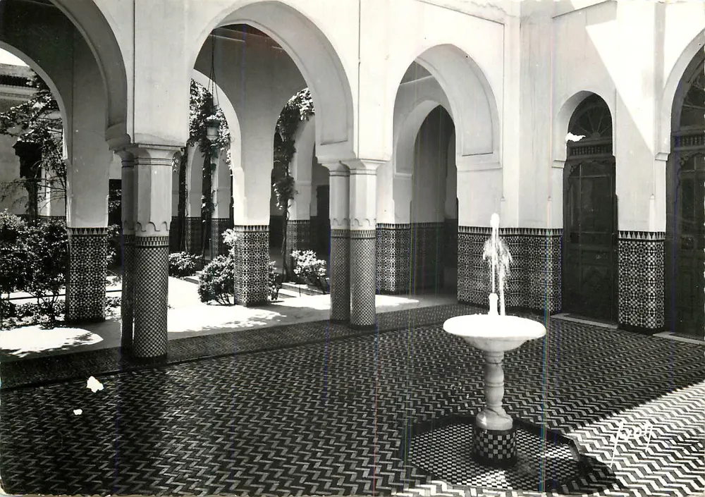 Innere Hof eines muslimischen Instituts in Paris — Muslimisches Institut-Moschee von Paris, 15 rue Martel — Art Editions - Vorderseite
