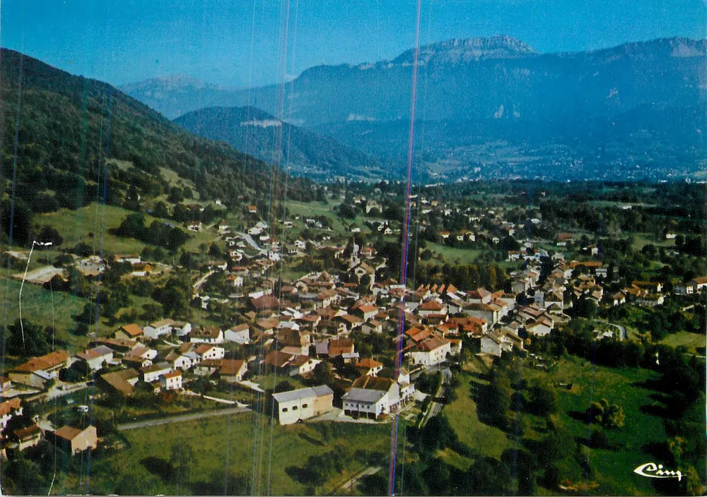 La Murette (Isère) — Vista geral aérea — La Murette, Nossa Senhora de Vouise e a Grande Sûre (alt. 1.920 m) — editor Cing - Frente