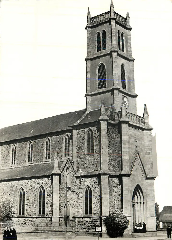 Kerk van Montauban-de-Bretagne — uitzicht op de voorgevel met klokkentoren — Edities van het Molen, Sartrouville - Voorkant