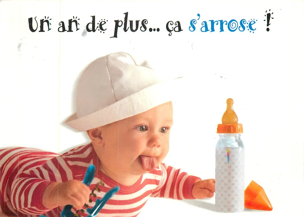 Bebê usando um chapéu branco — Um ano a mais... isso se celebra! — Pequeno formato - Frente