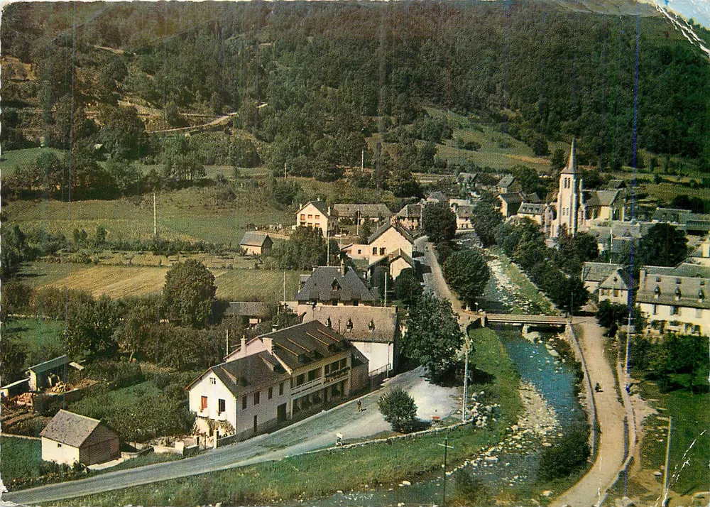 BORDERES-LOURON (Höhere Pyrenäen) — Luftbild des Dorfes mit Kirche und Bach — Solfit Editions * Saint Maur (94) - Vorderseite