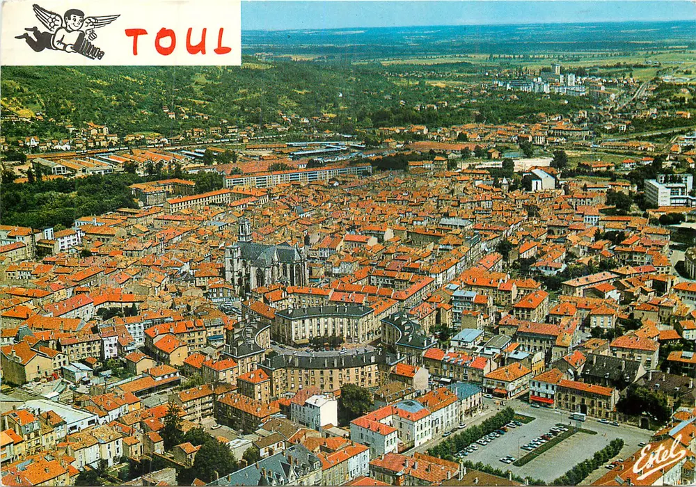 Toul — Vista aérea: a praça redonda e a igreja Saint-Gengoult (séculos XII-XV) — Edições Estel - Frente