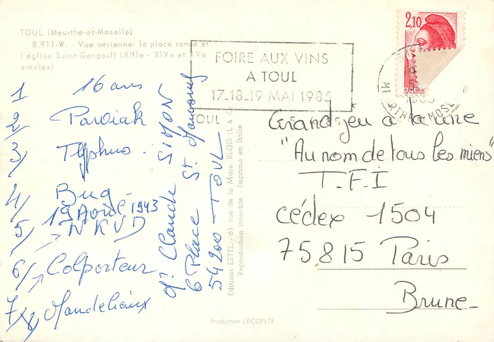 Toul — Vista aérea: a praça redonda e a igreja Saint-Gengoult (séculos XII-XV) — Edições Estel - Verso