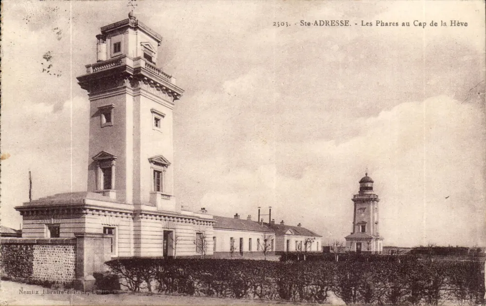 Os Faróis no Cabo da Hève — Ste-Adresse — Némiz Librairie, Lorient - Frente