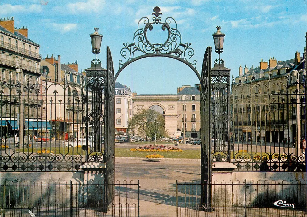 Place Darcy (Dijon) — grade do pátio — editor Cing, número de série não visível - Frente