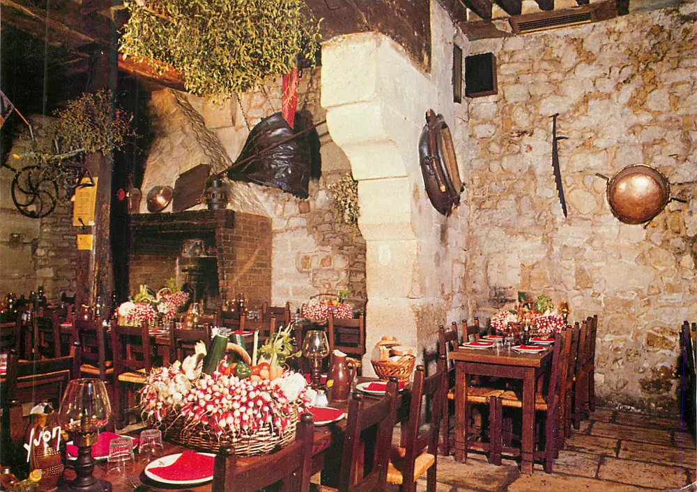 Innenraum eines rustikalen Restaurants — Steinwände, Kamin und traditionelle Ausstattung — Éditions d'art YVON, n°84 - Vorderseite