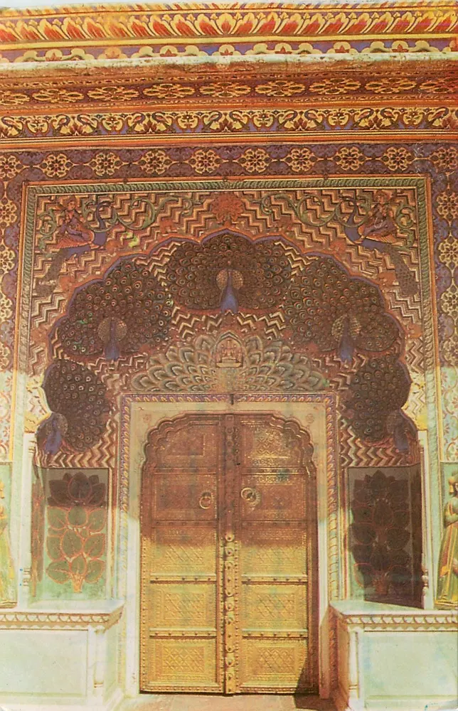 जैपुर के पैलेस के गेट - मोर के गेट - प्रकाशक अदृश्य - आगे