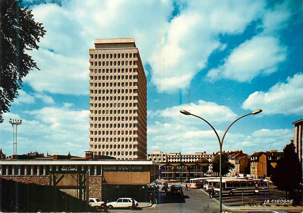 Stazione dei trasporti di Rennes — vista del principale edificio e dei bus — edizione La Cigogne - Recto