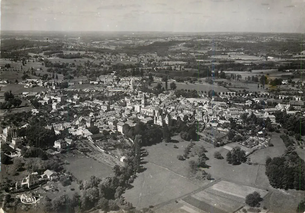 Thiviers (Dordogne) — Panoramische Luftaufnahme — Luftaufnahmen-Comité 'CIM' Villeneuve-sur-Lot - Vorderseite