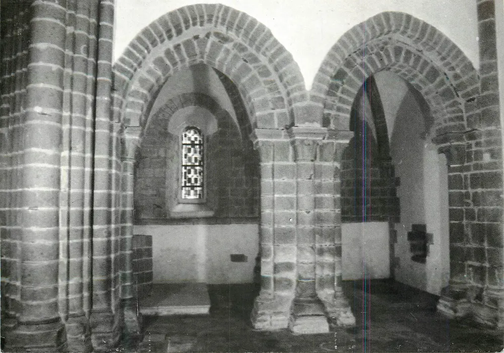 White Abbey — Entrance to the Side Chapels — Photo G. BOCHATON, Printer Interd. - 47-000 - Front