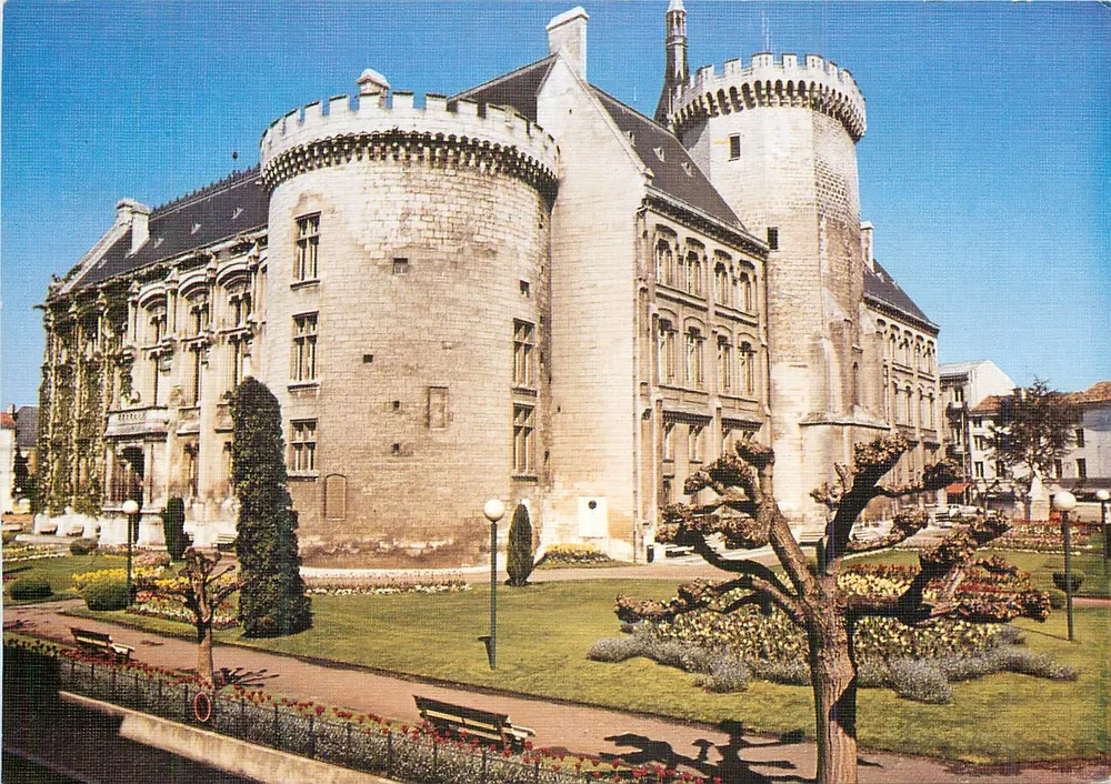 Angoulême — Das Rathaus, ehemaliger Burg der Grafen von Angoulême — Editions Michel MARCOU - Vorderseite
