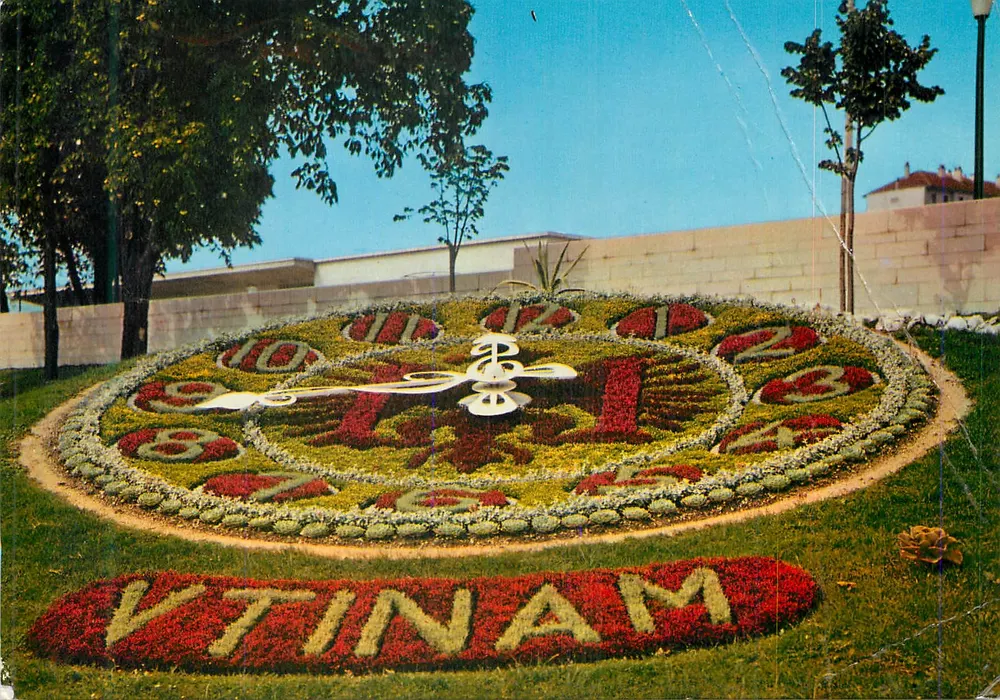 Horloge florale — décor de jardin avec inscription 'VTINAM' — Éditions AS de Coeur - Frente