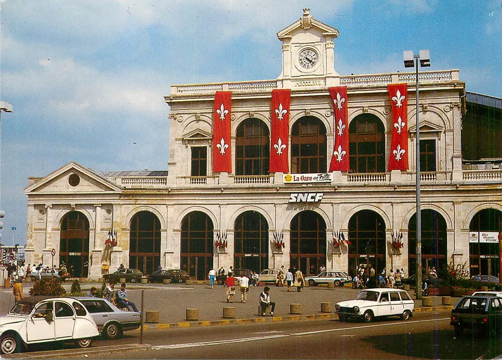 A estação de Lille — decorada com bandeiras tricolores — editor Combier, n°8 - Frente