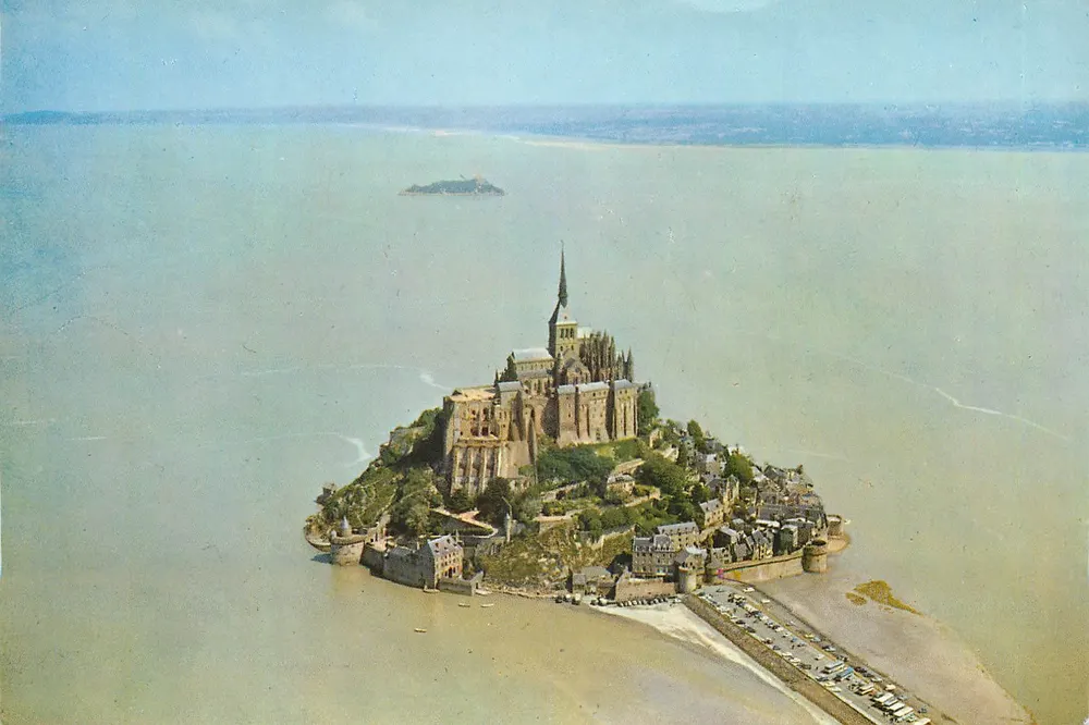 Monte Saint-Michel — vista aérea — Serviço Comercial de Monumentos Históricos - Frente