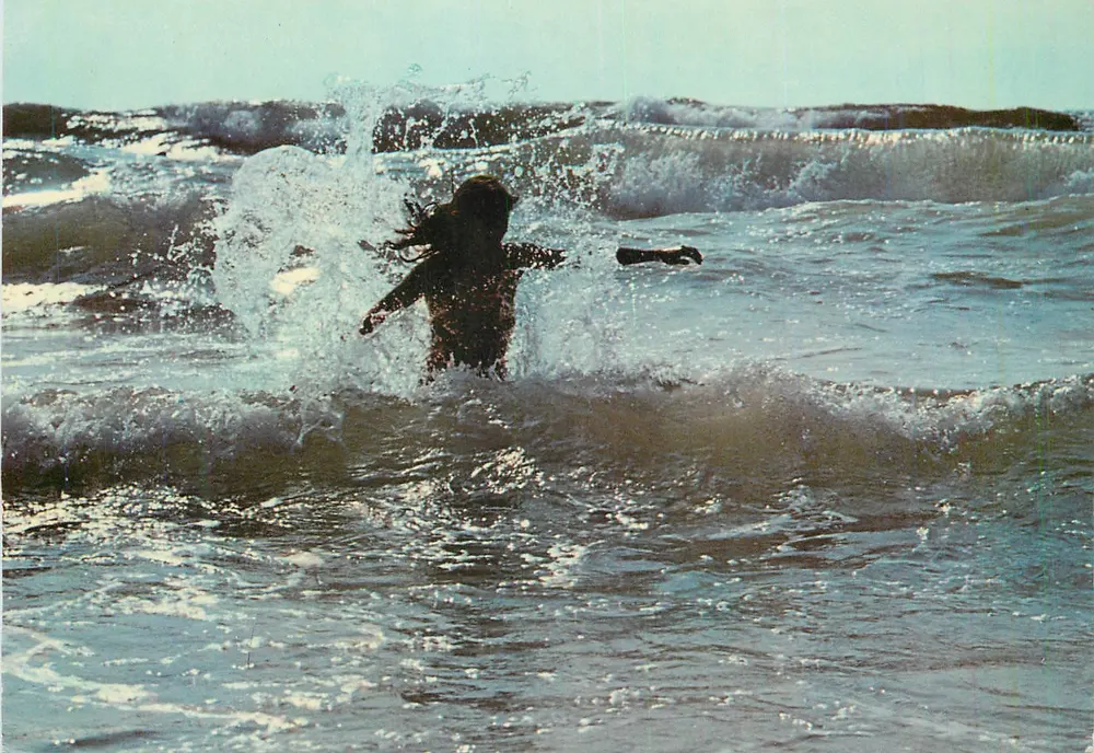 Frau in der Welle — Bilder vom Meer; die Frau in der Welle — Foto Michel MARCOU - Vorderseite