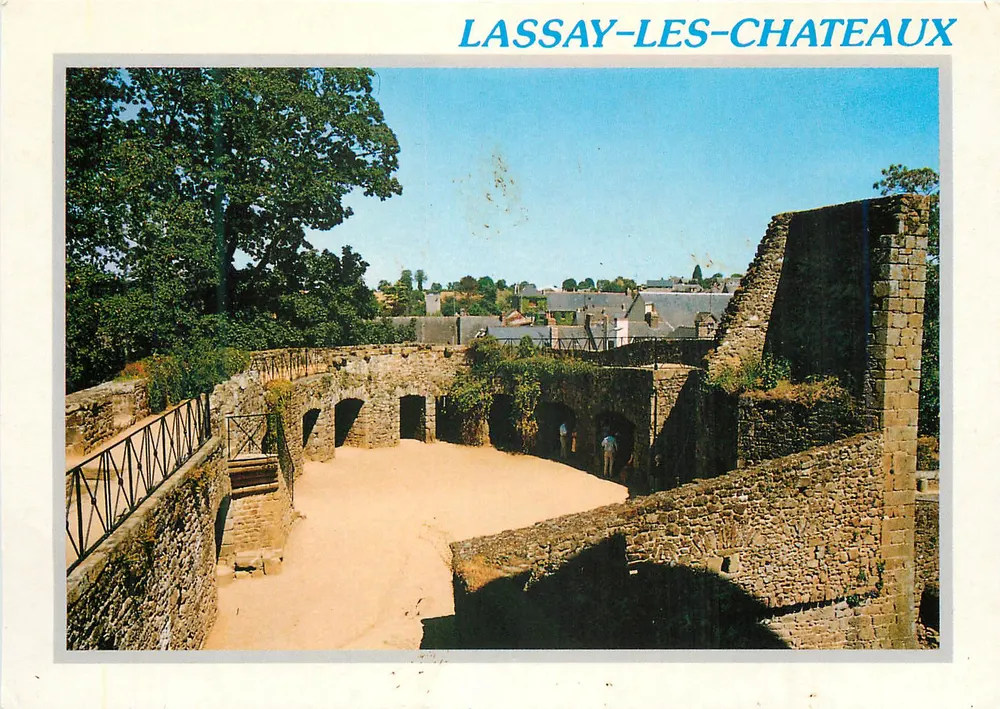 LASSAY-LES-CHATEAUX — L'ingresso del castello feudale, La Barbacane — ARTAUD Frères, N° 151 - Recto
