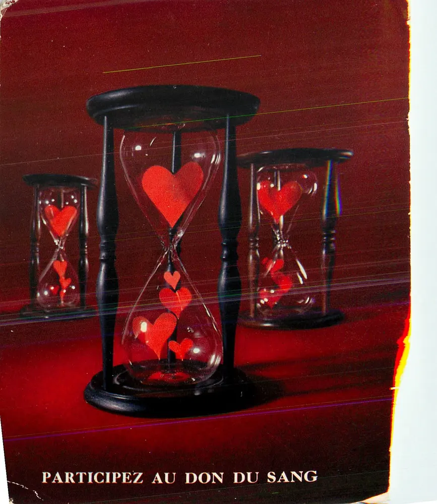 Horloge à sable avec cœurs — publicité pour le don du sang — Édité par la Fédération Nationale des Donneurs de Sang Bénévoles - Frente