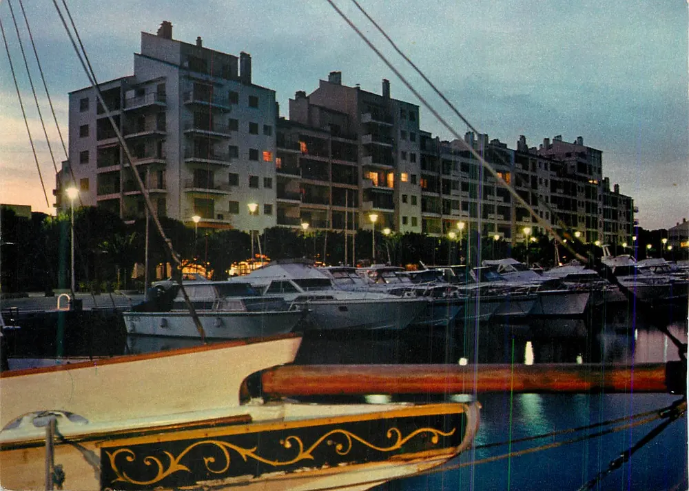 Port Saint-Pierre — La nuit — éditions de france - Recto