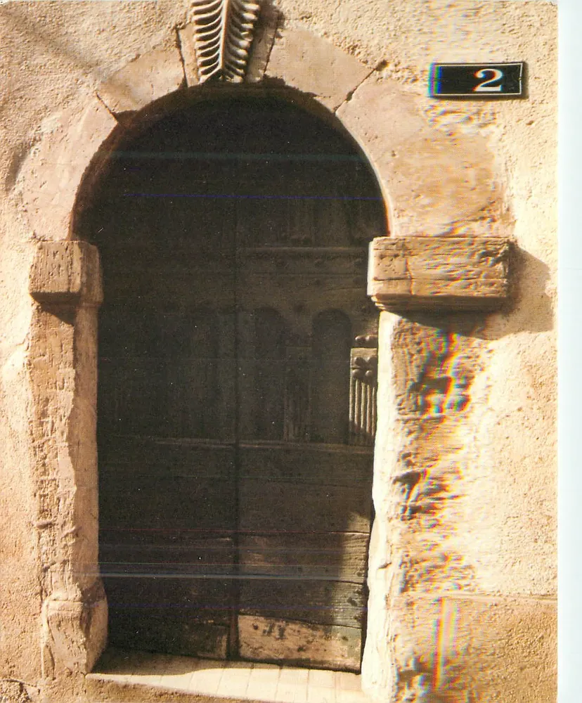 Porte romane dans la ville ancienne — Saint-Pons-de-Thomières — Éditions CAP-THÉOJAC - Recto