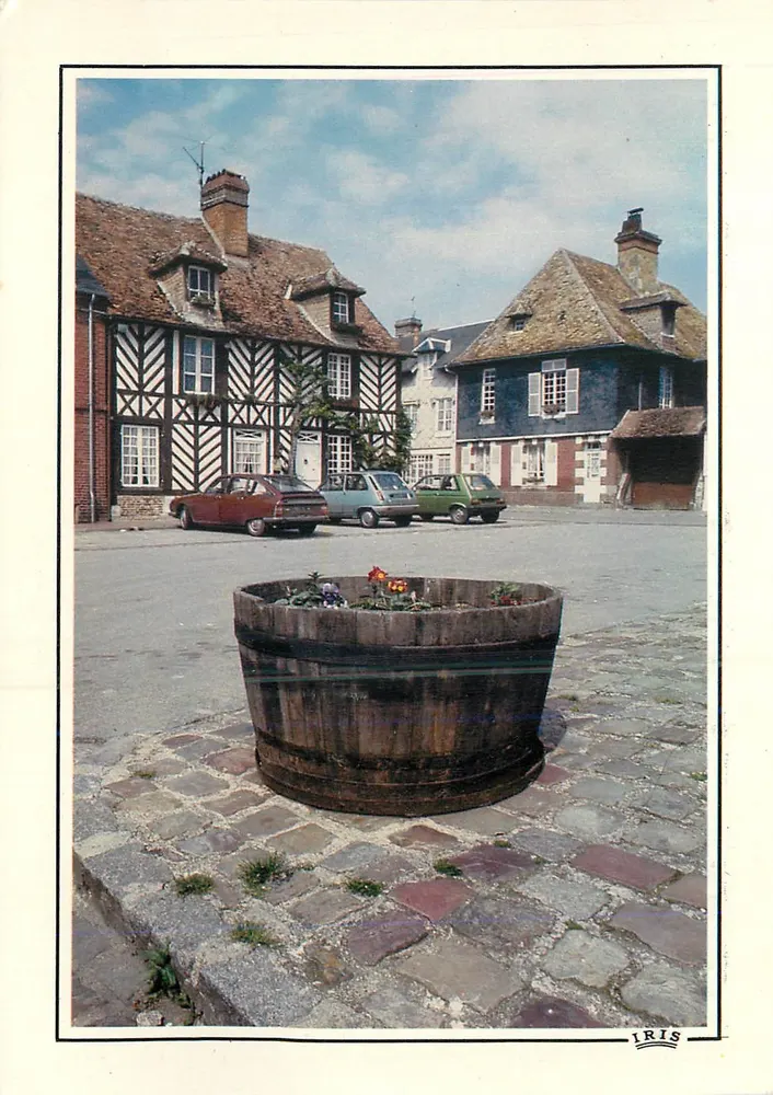 Place du marché à Caumont-l'Éventé — editor IRIS, série REFLETS DE LA NORMANDIE - Frente
