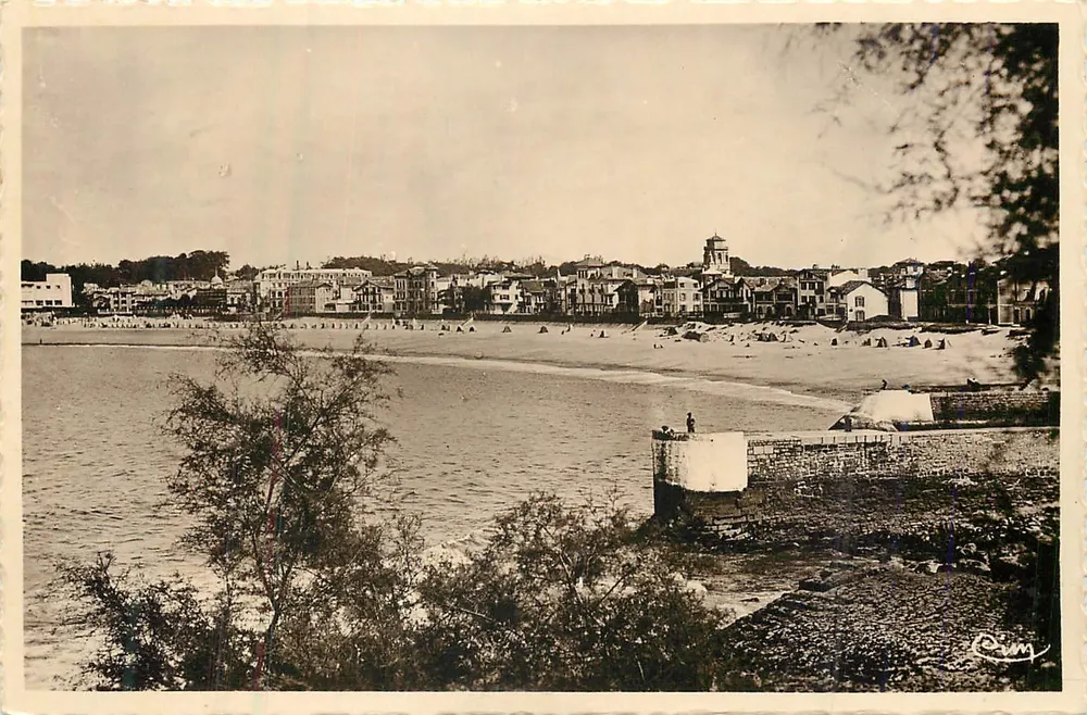 Saint-Jean-de-Luz (B.P.) — Una vista sobre la playa — Combier Imp. MACON - Anverso