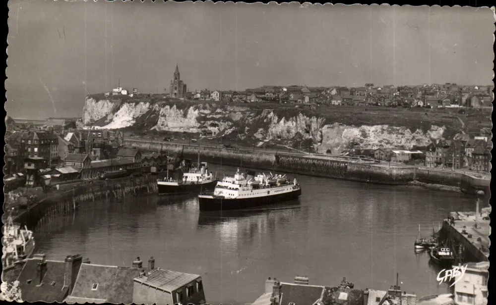 Porto de Dieppe — vista do porto com ferry — editor Gaby - Frente