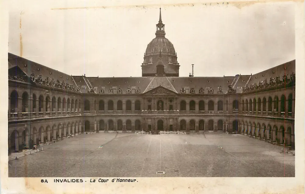 Invalides - A Cour d'Honneur — Hôtel des Invalides, Paris - Frente