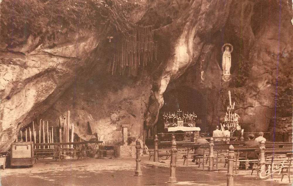 A Grotta Miracolosa — Lourdes — Edições Doucet, Praça Périmal, Lourdes, n° 46 bis - Frente