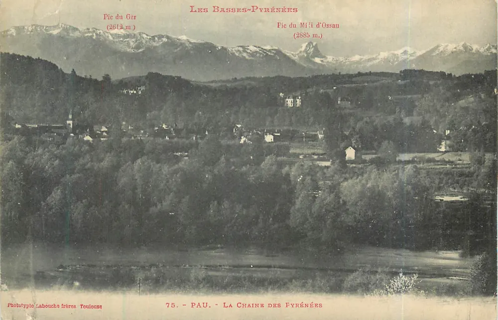 Pau — La Chaîne des Pyrénées — vue sur les pics du Ger et du Midi d'Ossau - Frente