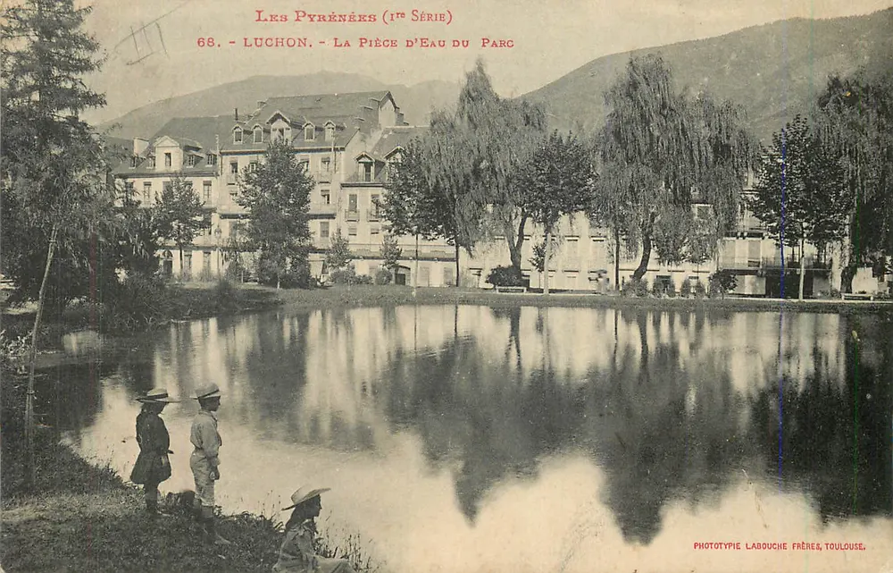 Luchon - A Lagoa do Parque — Os Pirineus (1ª Série) — Fototipia Labouche Frères, Toulouse - Frente