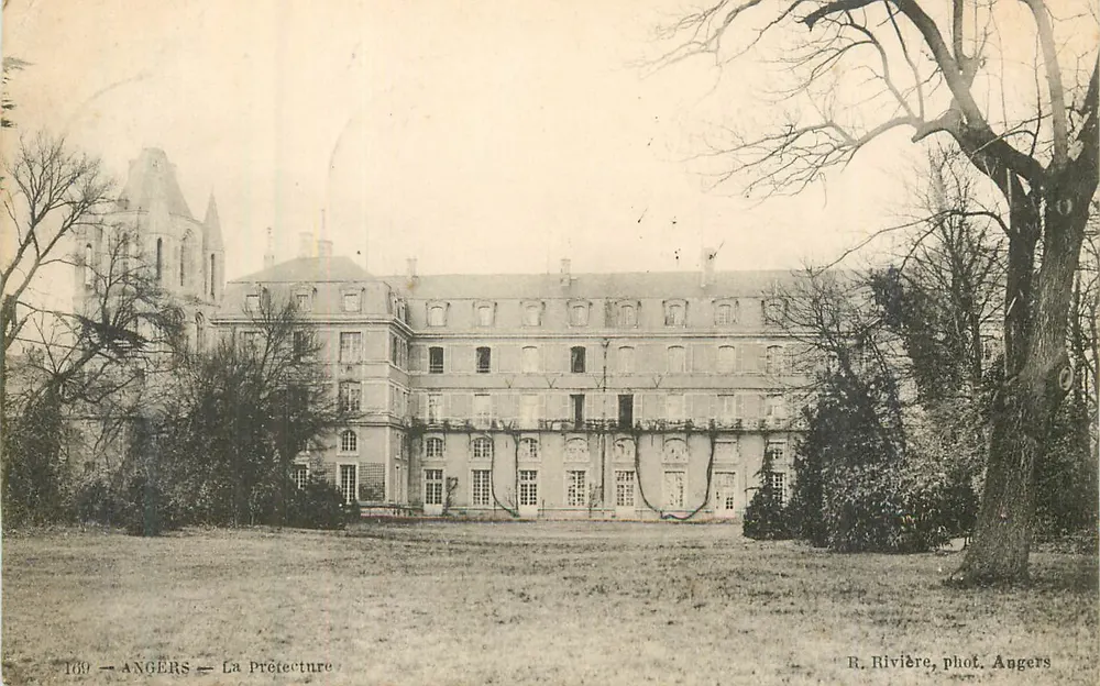 Angers — A Prefeitura — R. Rivière, fot. Angers - Frente