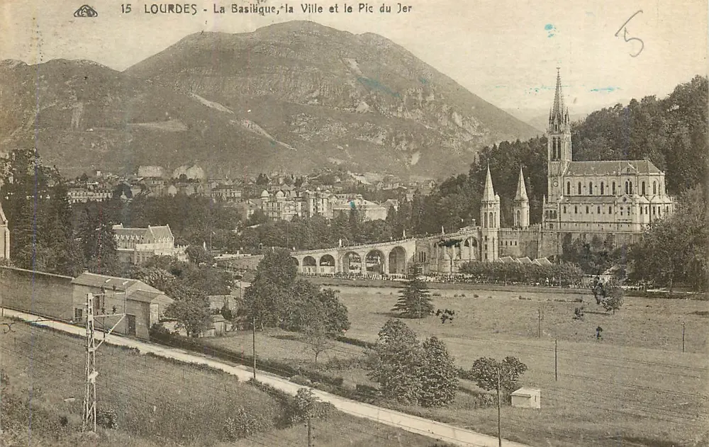 Lourdes - Die Basilika, die Stadt und der Pic du Jer - Vorderseite