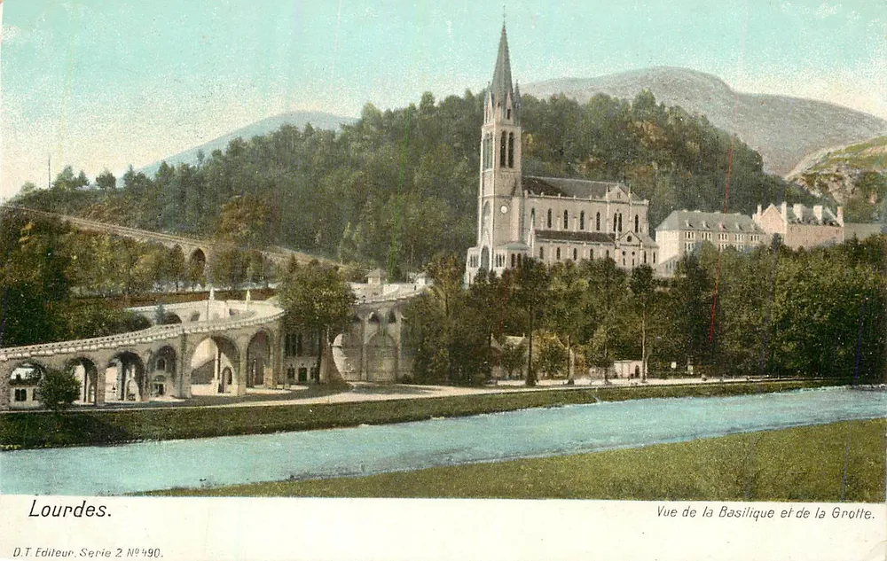 Lourdes — Vue de la Basilique et de la Grotte — D.T. Editeur, Série 2 N°490 - Recto