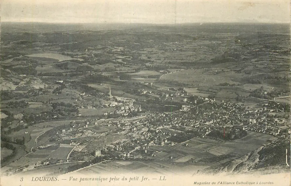 Lourdes — Vue panoramique prise du petit Jer — Magasins de l'Alliance Catholique à Lourdes - Recto