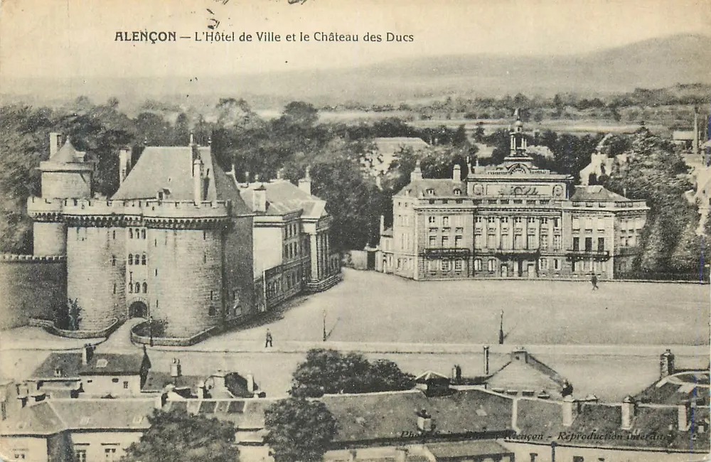 Alençon — Rathaus und Schloss der Herzöge — Foto S. de Walle, Alençon — Reproduktion verboten - Vorderseite