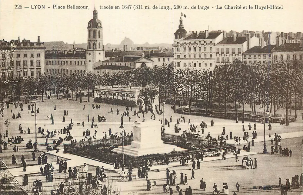 LYON - Place Bellecour — angelegt 1647 (311 m. lang, 200 m. breit) — La Charité und das Royal-Hôtel - Vorderseite
